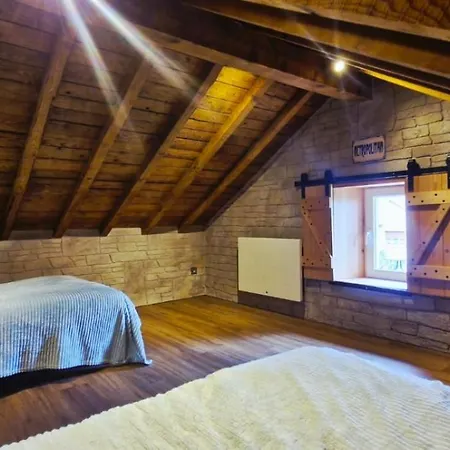 De La Gare - Insolite ! Nyaraló *